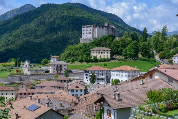 意大利 Stenico 的村庄和城堡 — 图库照片