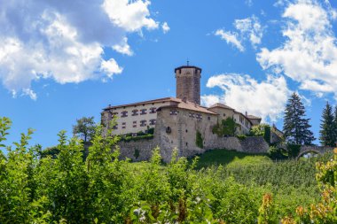 Valer kale üzerinde sigara vadide Dolomites, İtalya