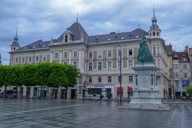 Klagenfurt, Avusturya - 30 Haziran 2018: Klagenfurt, Avusturya Carinthia yaya caddesi üzerinde yürüyen insanlar