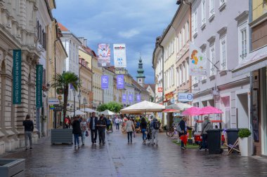 Klagenfurt, Avusturya - 30 Haziran 2018: Klagenfurt, Avusturya Carinthia yaya caddesi üzerinde yürüyen insanlar