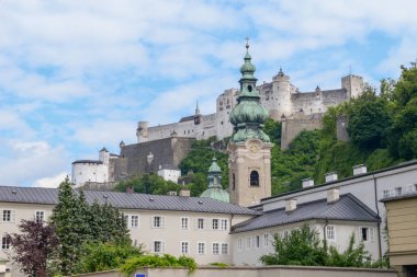 Görünümü ve St. Peter's Abbey Hohensalzburg Kalesi Salzburg, Avusturya