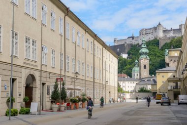 Salzburg, Avusturya - 26 Haziran 2018: görünümü ve St. Peter's Abbey Hohensalzburg Kalesi Salzburg, Avusturya