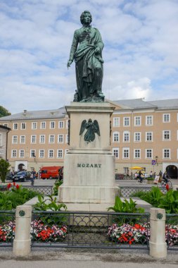 Salzburg, Avusturya - 26 Haziran 2018: Mozartplatz Avusturya Salzburg Mozart heykeli