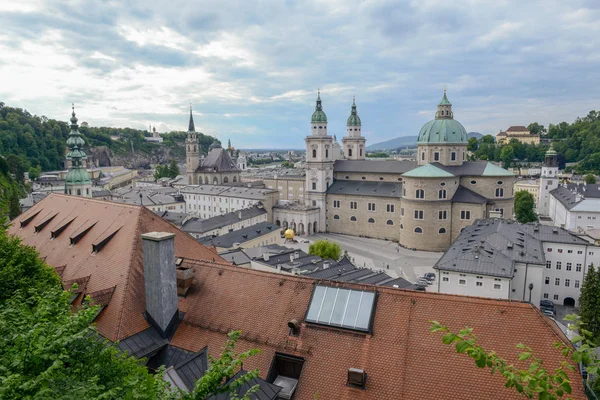 Widok Zamku Hohensalzburg Kapitelplatz Opactwo Piotra Kościół Franciszkański Katedra Salzburgu — Zdjęcie stockowe