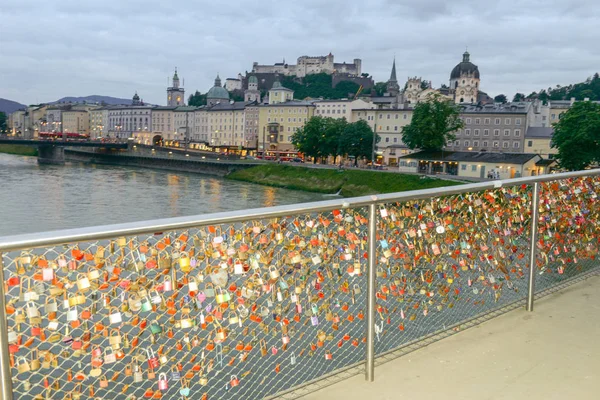 Liebhaber Vorhängeschlösser Auf Der Fußgängerbrücke Salzburg Der Austria — Stockfoto