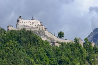 Hohenwerfen Kalesi ve kale partnerliğindeki Vadisi üzerinde Avusturya Werfen, yukarıda