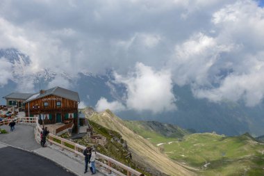 Grossglockner yüksek dağ yolu, Avusturya - 2 Temmuz 2018: Avusturya Grossglockner yüksek alp yolda restoranda