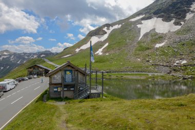 Grossglockner yüksek dağ yolu, Avusturya - 2 Temmuz 2018: doğal çevresi yakınındaki Avusturya Grossglockner yüksek alp yolda