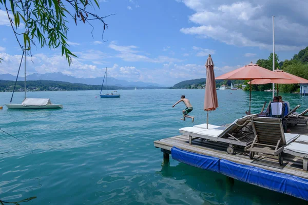 Portschach オーストリア 2018 木製の桟橋およびオーストリアの美しい高山湖ゼーのビュー Sunchairs — ストック写真