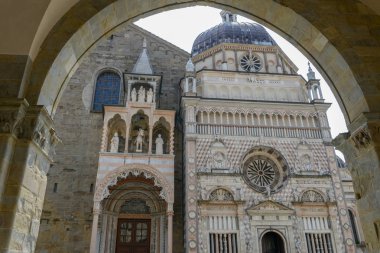 Eski şehir veya üst şehir Bergamo, İtalya, Santa Maria Maggiore Bazilikası.
