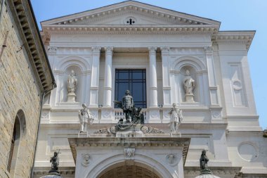 Bergamo İtalya katedral cephe