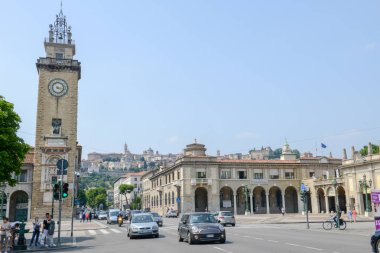 Bergamo, İtalya - 3 Temmuz 2018: tepe üzerinde İtalya yer alan Bergamo eski kasaba manzaraya