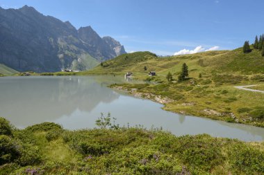 Dağ manzarası, göl Truebsee Engelberg İsviçre Alpleri üzerinde üzerinde