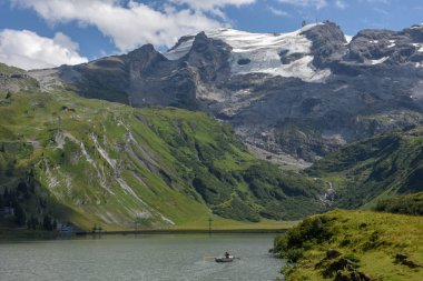 Lake Truebsee ve mount Titlis Engelberg İsviçre Alpleri üzerinde üzerinde