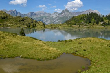 Dağ manzarası, göl Truebsee Engelberg İsviçre Alpleri üzerinde üzerinde