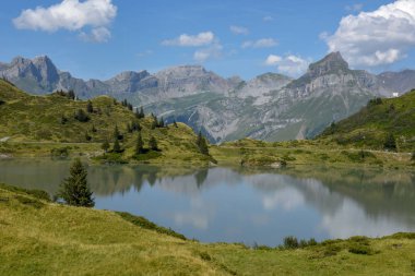 Dağ manzarası, göl Truebsee Engelberg İsviçre Alpleri üzerinde üzerinde