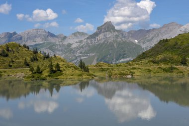 Dağ manzarası, göl Truebsee Engelberg İsviçre Alpleri üzerinde üzerinde