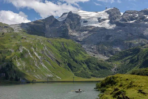 Truebsee 和铁力士山在英格堡在瑞士阿尔卑斯山 — 图库照片