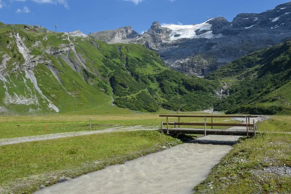 Rivier Met Water Uit Gletsjer Van Mount Titlis Engelberg Zwitserse — Stockfoto