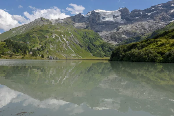 Lago Truebsee Monte Geleira Titlis Sobre Engelberg Nos Alpes Suíços — Fotografia de Stock