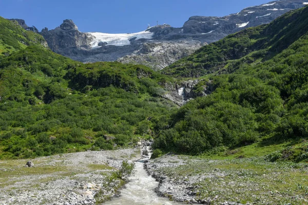 Ποτάμι Νερό Από Τον Παγετώνα Του Βουνό Titlis Πάνω Ένγκελμπεργκ — Φωτογραφία Αρχείου