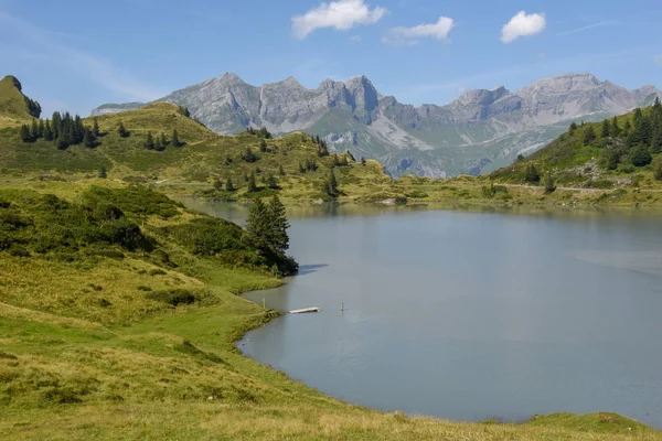 Truebsee 湖的山风景在恩格尔伯格在瑞士阿尔卑斯 — 图库照片