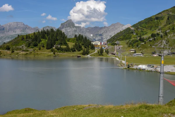 Dağ manzarası, göl Truebsee Engelberg İsviçre Alpleri üzerinde üzerinde