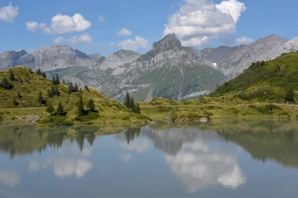 Paisaje Montaña Del Lago Truebsee Sobre Engelberg Los Alpes Suizos —  Fotos de Stock