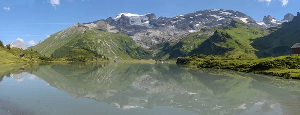 Lago Truebsee Monte Geleira Titlis Sobre Engelberg Nos Alpes Suíços — Fotografia de Stock