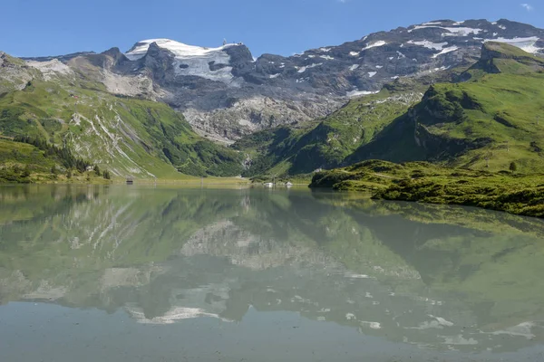 Lago Truebsee Monte Geleira Titlis Sobre Engelberg Nos Alpes Suíços — Fotografia de Stock