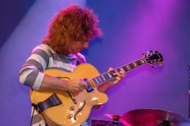 Lugano, İsviçre - 9 Temmuz 2004: Pat Metheny Lugano İsviçre üzerinde Estival Jazz sahnede