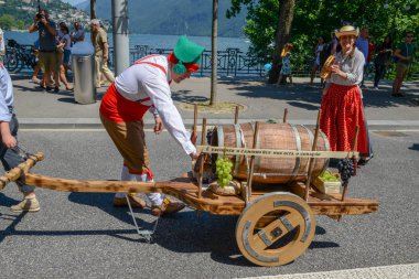 Lugano, İsviçre - 19 Haziran 2017: insanlar Lugano İsviçre üzerinde şarap Festivali resmi geçit