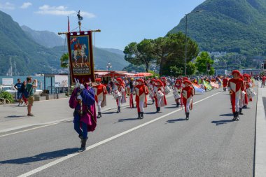 Lugano, İsviçre - 19 Haziran 2017: müzisyenler ve bayrak taşıyıcıları geçit Lugano, Şarap Festivali için İsviçre üzerinde