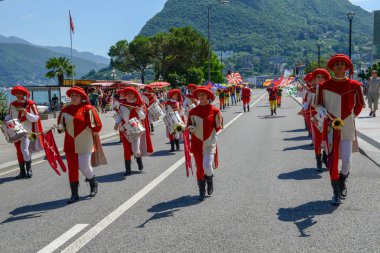 Lugano, İsviçre - 19 Haziran 2017: müzisyenler ve bayrak taşıyıcıları geçit Lugano, Şarap Festivali için İsviçre üzerinde