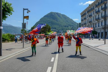 Lugano, İsviçre - 19 Haziran 2017: bayrak Lugano İsviçre üzerinde şarap festivalinde taşıyıcılar geçit