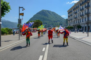 Lugano, İsviçre - 19 Haziran 2017: bayrak Lugano İsviçre üzerinde şarap festivalinde taşıyıcılar geçit