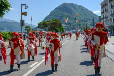 Lugano, İsviçre - 19 Haziran 2017: müzisyenler ve bayrak taşıyıcıları geçit Lugano, Şarap Festivali için İsviçre üzerinde
