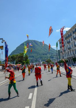 Lugano, İsviçre - 19 Haziran 2017: bayrak Lugano İsviçre üzerinde şarap festivalinde taşıyıcılar geçit
