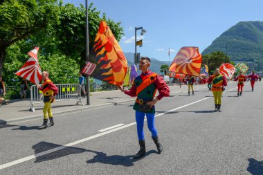 Lugano, İsviçre - 19 Haziran 2017: bayrak Lugano İsviçre üzerinde şarap festivalinde taşıyıcılar geçit