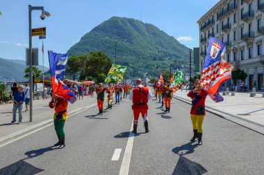 Lugano, İsviçre - 19 Haziran 2017: bayrak Lugano İsviçre üzerinde şarap festivalinde taşıyıcılar geçit