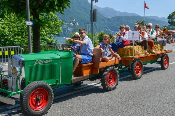 Lugano, İsviçre - 19 Haziran 2017: Lugano İsviçre üzerinde şarap festivalinde için müzikal geçit töreni