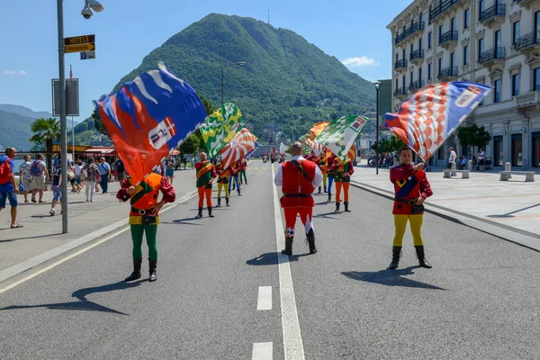 Lugano, İsviçre - 19 Haziran 2017: bayrak Lugano İsviçre üzerinde şarap festivalinde taşıyıcılar geçit