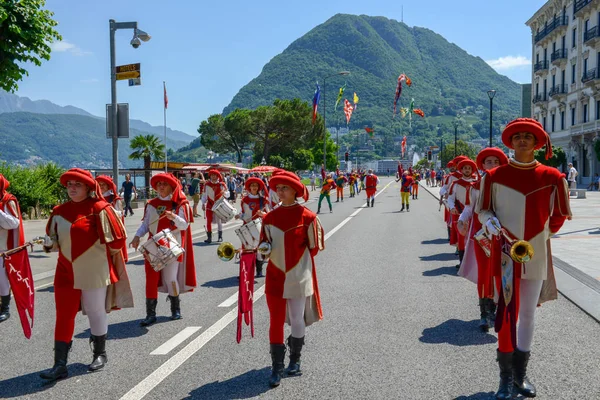 Lugano, İsviçre - 19 Haziran 2017: müzisyenler ve bayrak taşıyıcıları geçit Lugano, Şarap Festivali için İsviçre üzerinde