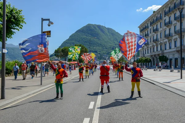 Lugano, İsviçre - 19 Haziran 2017: bayrak Lugano İsviçre üzerinde şarap festivalinde taşıyıcılar geçit