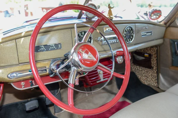 Tekerlek ve eski model bir araba Pano