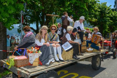 Lugano, İsviçre - 19 Haziran 2017: Lugano İsviçre üzerinde şarap festivalinde için müzikal geçit töreni