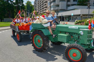 Lugano, İsviçre - 19 Haziran 2017: Lugano İsviçre üzerinde şarap festivalinde için müzikal geçit töreni