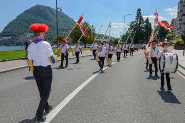 Lugano, İsviçre - 19 Haziran 2017: Lugano İsviçre üzerinde şarap festivalinde için müzikal geçit töreni