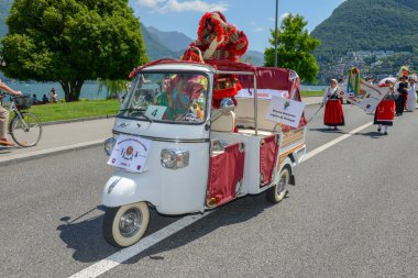 Lugano, İsviçre - 19 Haziran 2017: Lugano İsviçre üzerinde şarap festivalinde için müzikal geçit töreni
