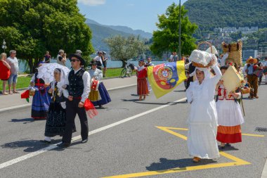 Lugano, İsviçre - 19 Haziran 2017: Lugano İsviçre üzerinde şarap festivalinde için müzikal geçit töreni